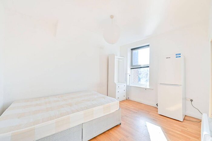 Studio To Rent In Yew Grove, Cricklewood, London, NW2