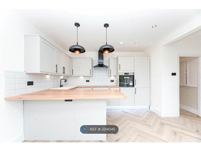 3 Bedroom Semi-Detached House To Rent In Dewsbury Road, Leeds, LS11