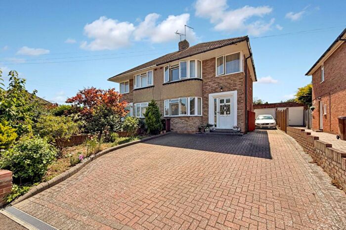 3 Bedroom Semi Detached House For Sale In Lyndhurst Avenue, Rainham, Gillingham, ME8