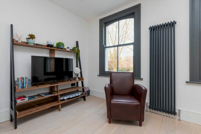 2 Bedroom Flat To Rent In Ml - Columbia Road, London, E2