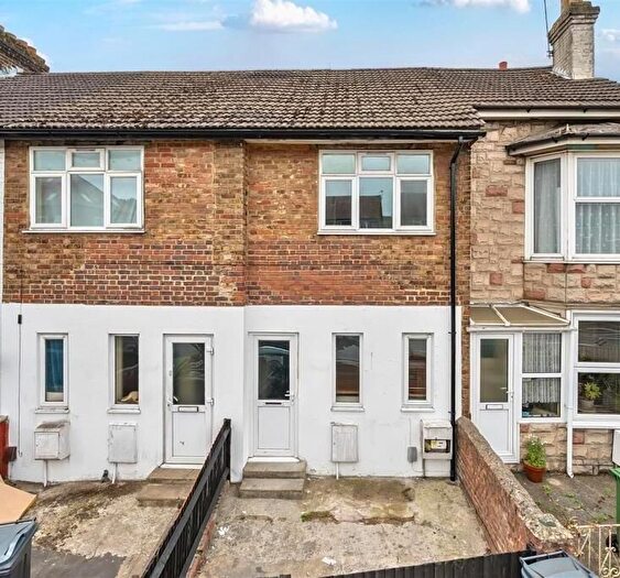 3 Bedroom Terraced House For Sale In Tonbridge Road, Maidstone, ME16