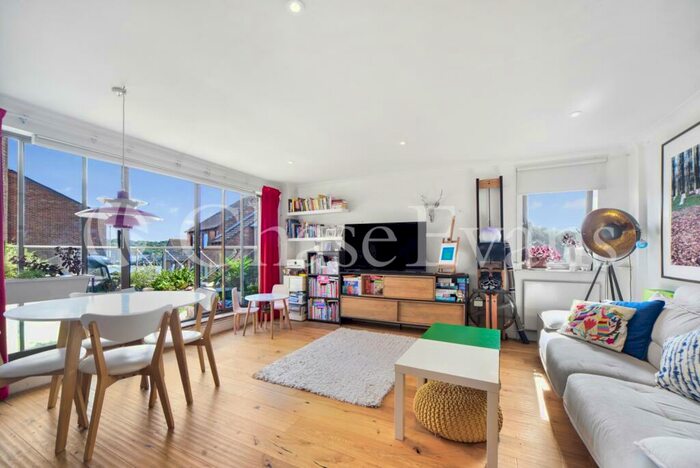 2 Bedroom Flat For Sale In Cumberland Mills, Isle Of Dogs, London, E14