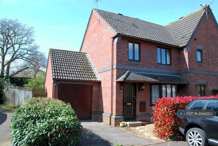 3 Bedroom Semi-Detached House To Rent In Hop Garden Road, Hook, RG27