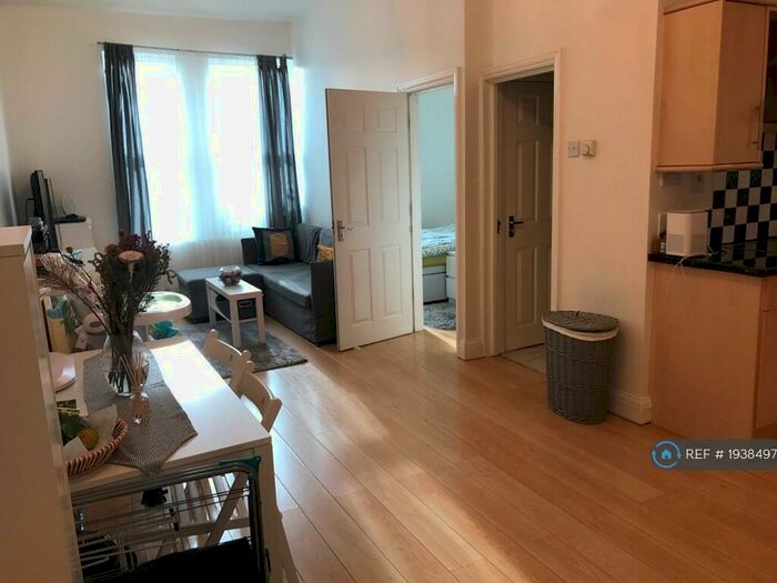 1 Bedroom Flat To Rent In Queens Road, Buckhurst Hill, IG9