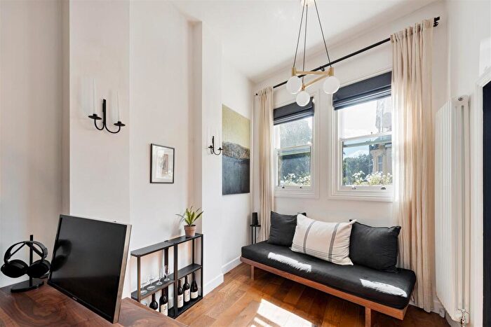 1 Bedroom Flat For Sale In Clarence Road, Hackney Central, E5