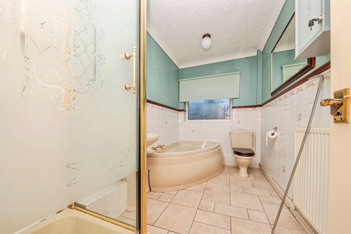 2 Bedroom Detached Bungalow For Sale In Kreswell Grove, Harwich, CO12