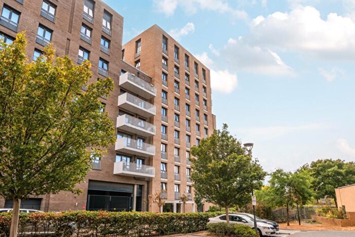 3 Bedroom Apartment To Rent In Lakeside Drive London, NW10