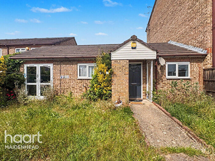 1 Bedroom Semi-Detached Bungalow For Sale In Pennine Road, Slough, SL2