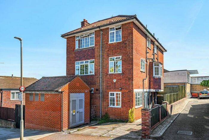 2 Bedroom Flat To Rent In Acanthus Road, Battersea, London, SW11