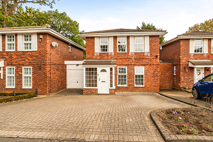 4 Bedroom Detached House For Sale In Lovells Close, Lightwater, Surrey, GU18