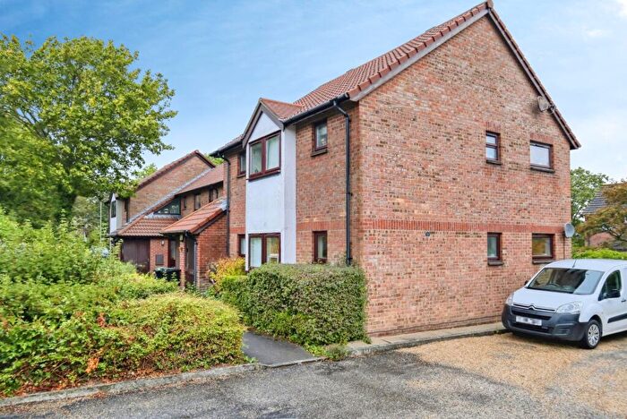 1 Bedroom Flat For Sale In Pennywell Gardens, New Milton, Hampshire, BH25