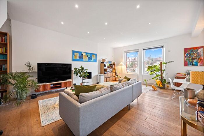 2 Bedroom Flat To Rent In Belsize Avenue, London, NW3