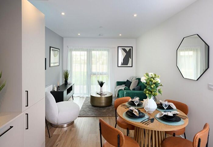 2 Bedroom Apartment For Sale In Green Park Village & Bankside Gardens, Flagstaff Road, Reading, RG2