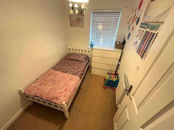 3 Bedroom End Of Terrace House For Sale In Narrowboat Lane, Northampton, NN4