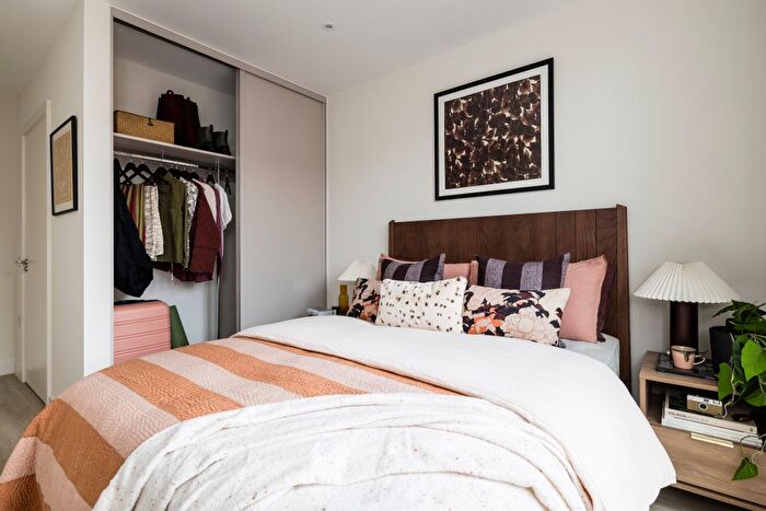 2 Bedroom Flat To Rent In Biscuit Walk, Bermondsey, London, SE16