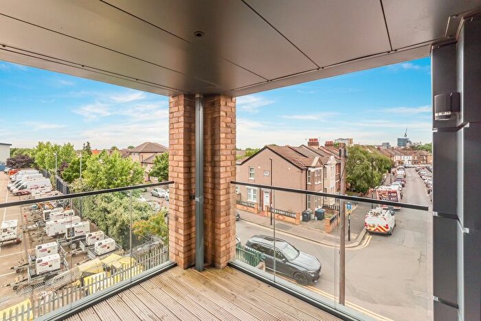 3 Bedroom Flat To Rent In Watteau Square, Croydon, CR0