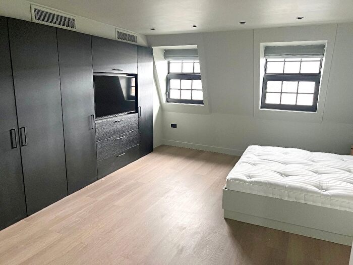 3 Bedroom Maisonette To Rent In Caledonian Road, King's Cross, N1