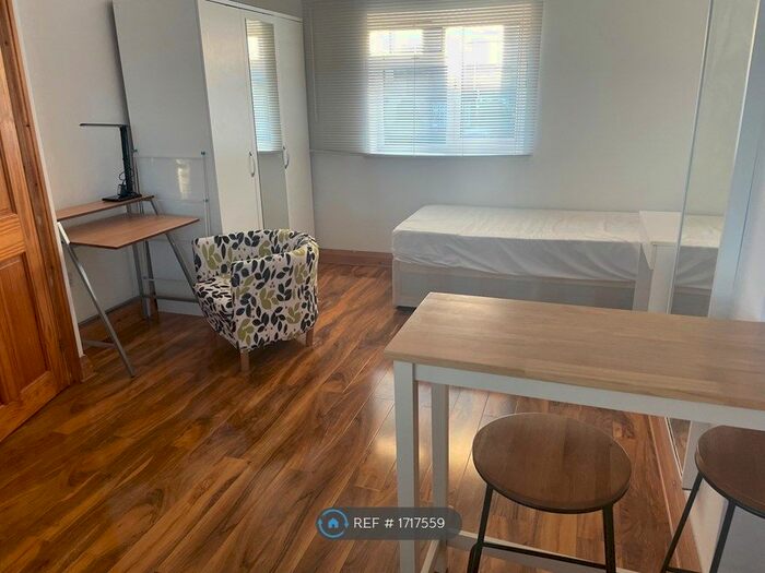 Studio To Rent In Hoylake Road, London, W3