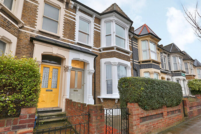 2 Bedroom Apartment For Sale In Filey Avenue, London, N16