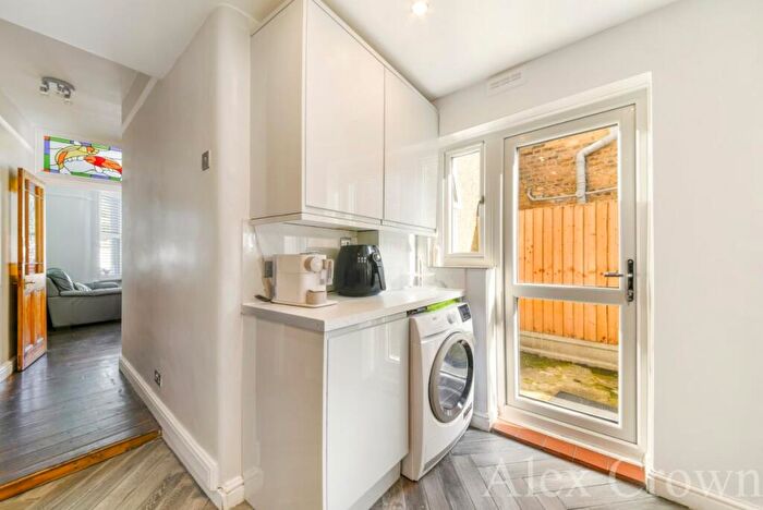 2 Bedroom Flat To Rent In Forest Road, Leytonstone, E11