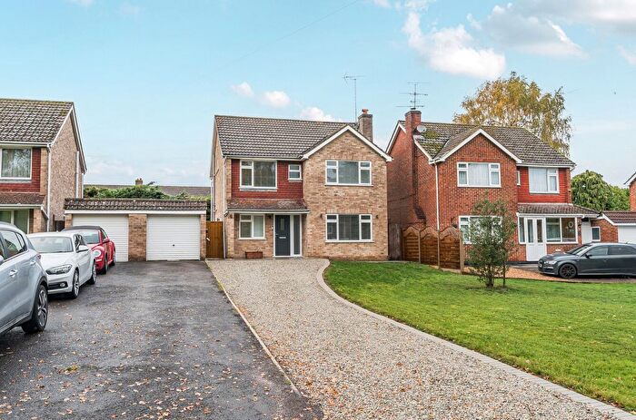 4 Bedroom Detached House For Sale In Manor Park Drive, Yateley, Hampshire, GU46