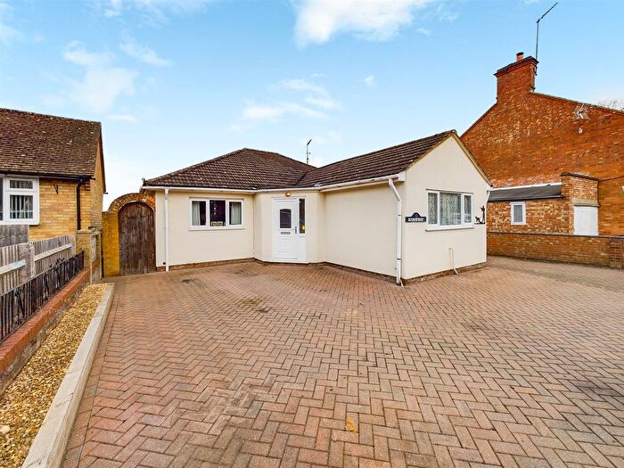 3 Bedroom Bungalow For Sale In Upper Street, Tingewick, Buckinghamshire, MK18