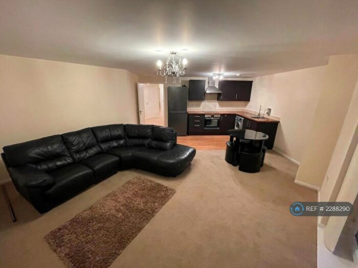 3 Bedroom Flat To Rent In Pavior Road, Nottingham, NG5