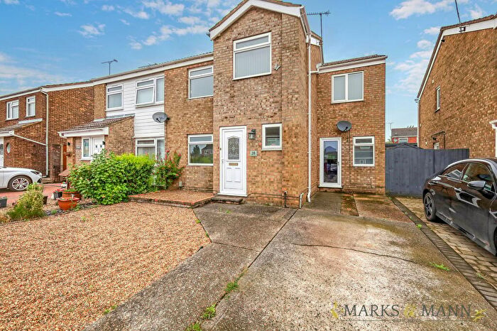 4 Bedroom Semi-Detached House For Sale In Maycroft Close, Ipswich, IP1