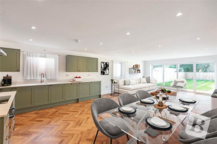 3 Bedroom Semi Detached House For Sale In King Edward Avenue, Rainham, RM13