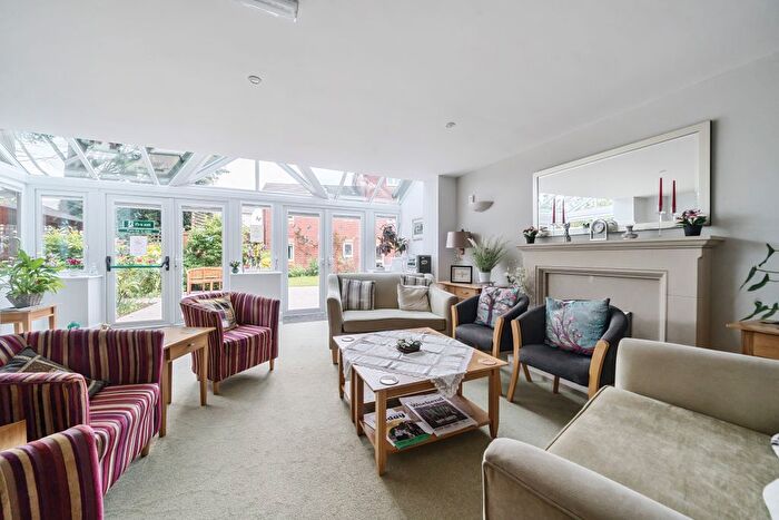 1 Bedroom Flat For Sale In Clover Leaf Court, Ackender Road, Alton, Hampshire, GU34