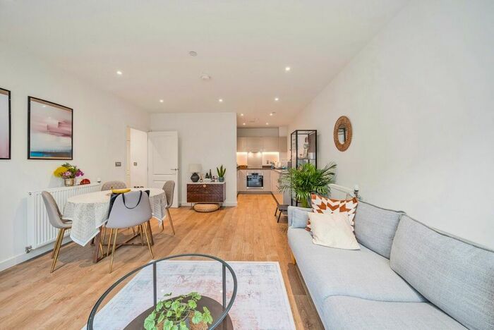 2 Bedroom Flat To Rent In Harrison Walk, London, SE10