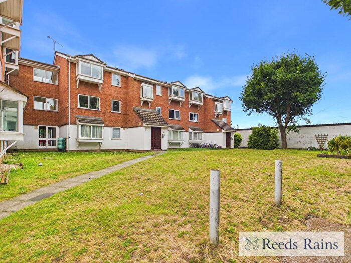 2 Bedroom Flat For Sale In Braithwaite Avenue, Romford, RM7