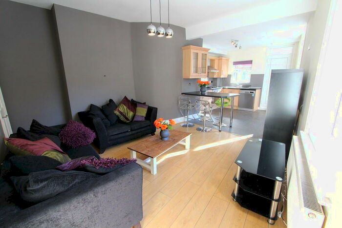 4 Bedroom Semi-Detached House To Rent In Great Location - Junction Rd, Hunters Bar, Sheffield, S11