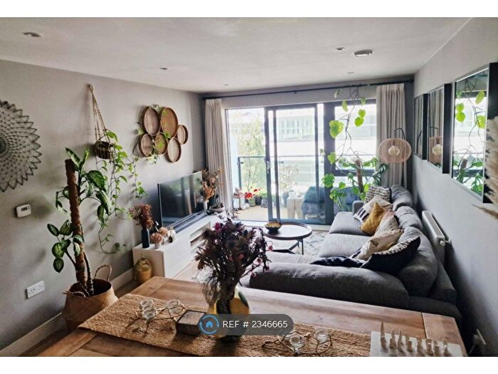 2 Bedroom Flat To Rent In Knightley Walk, London, SW18