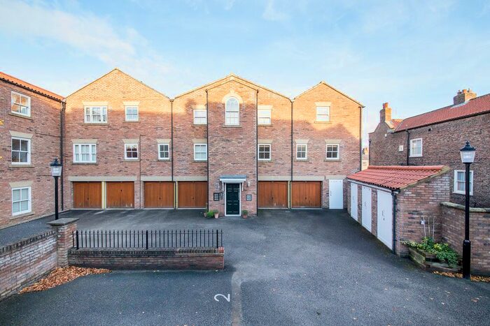 2 Bedroom Flat To Rent In Wilkinsons Court, Easingwold, York, YO61