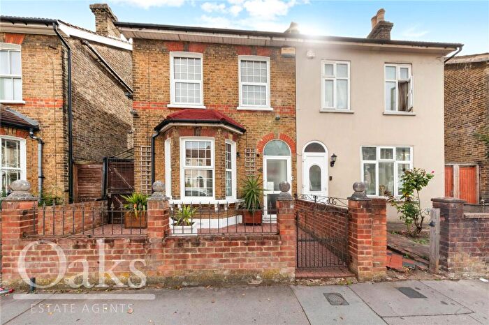 4 Bedroom Semi-Detached House For Sale In Limes Road, Croydon, CR0