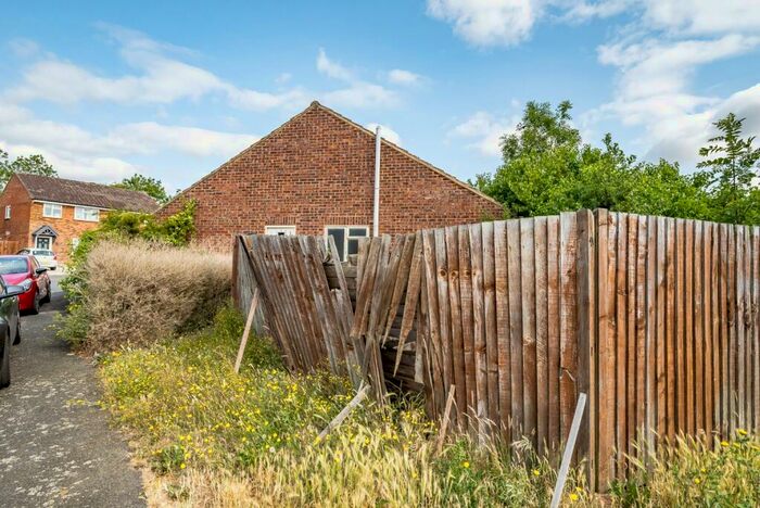 2 Bedroom Bungalow For Sale In Gassons Road, Snodland, Kent, ME6