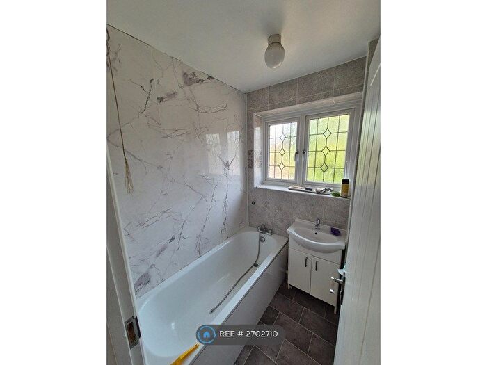 3 Bedroom Semi Detached House To Rent In Meadowbrook Close, Slough, SL3