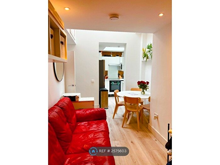 4 Bedroom Flat To Rent In Lingfield Avenue, Kingston Upon Thames, KT1