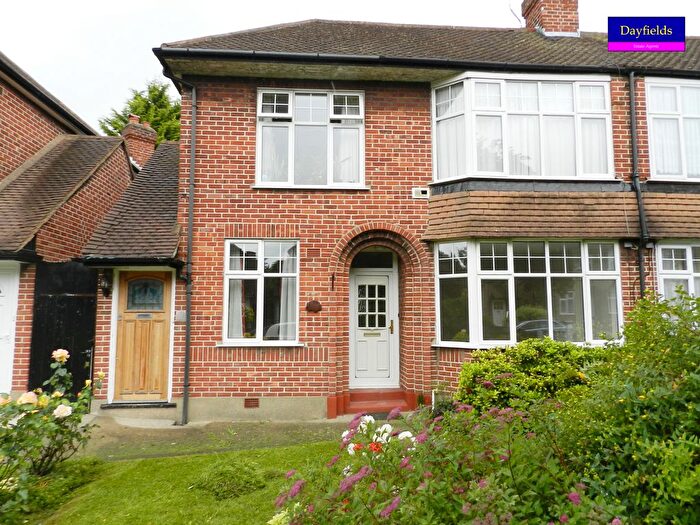 2 Bedroom Maisonette To Rent In Bicknoller Road, Enfield, EN1