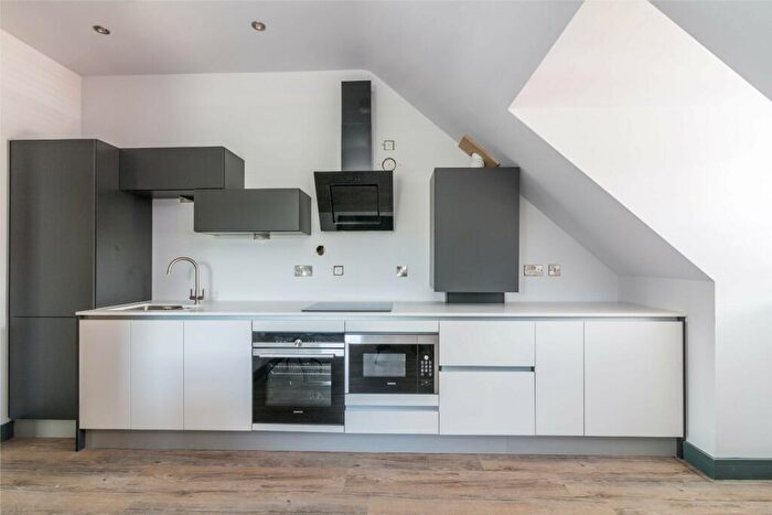 1 Bedroom Flat To Rent In Waverley Street, Nottingham, Nottinghamshire, NG7