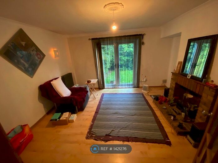 3 Bedroom Semi-Detached House To Rent In Hazel Walk, Bromley, BR2