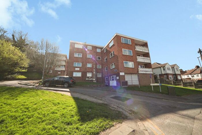 2 Bedroom Apartment For Sale In Bonnick Close, Luton, LU1