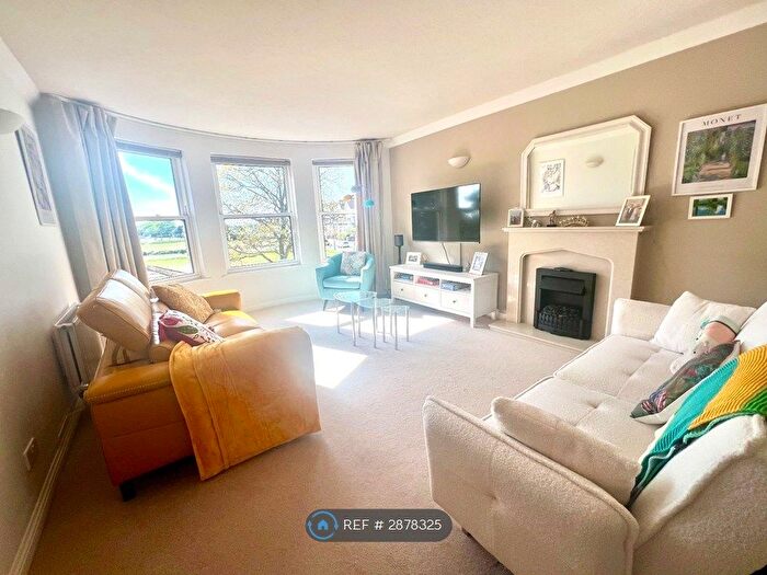 2 Bedroom Flat To Rent In Beach Crescent, Littlehampton, BN17