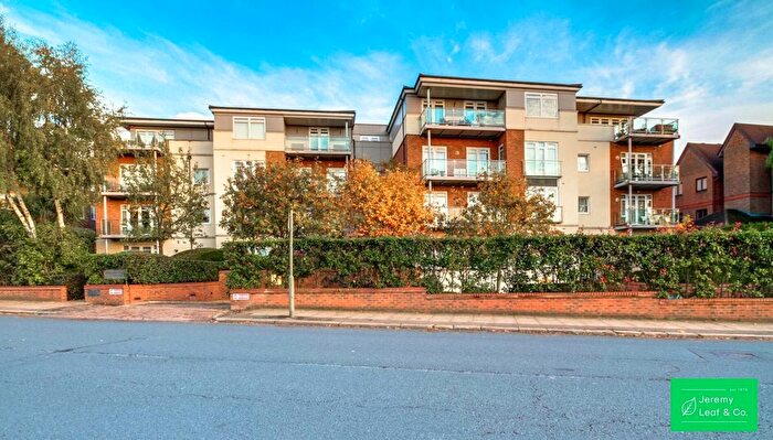 3 Bedroom Flat For Sale In Hendon Lane, London, N3