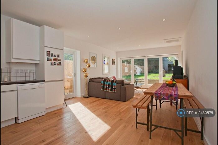 2 Bedroom Flat To Rent In Peckham Hill Street, London, SE15