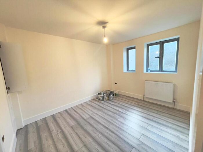 1 Bedroom Flat To Rent In Platinum Court, Cephas Avenue, Stepney Green, E1