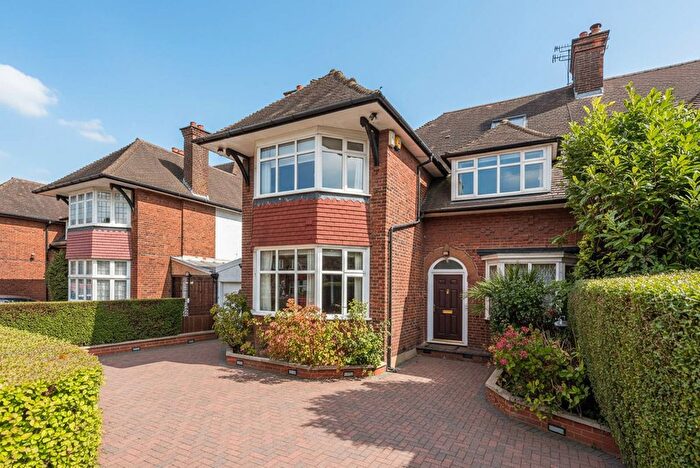 4 Bedroom Property To Rent In Farm Avenue, Hocroft Estate, London, NW2