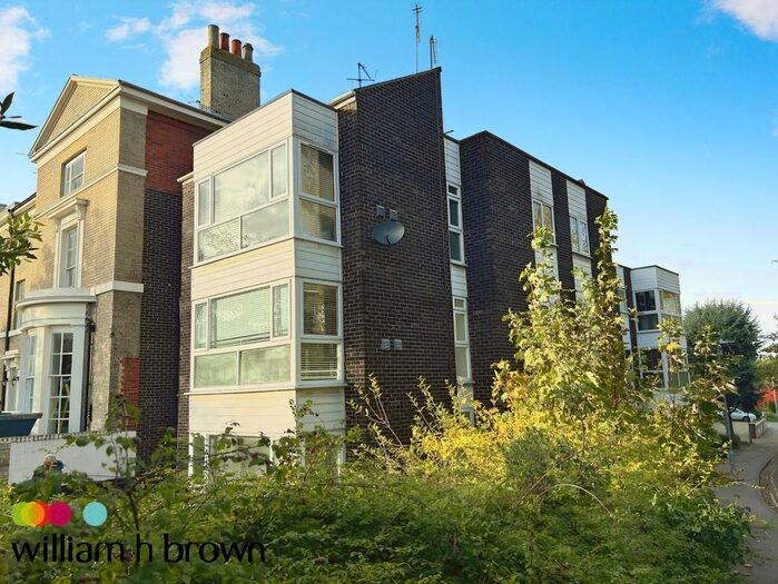 2 Bedroom Flat To Rent In Oaks Drive, Colchester, CO3