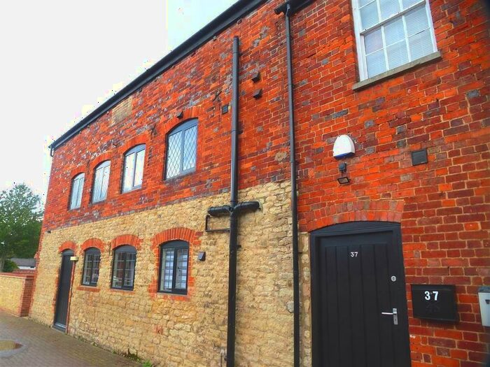 2 Bedroom Character Property To Rent In Vicarage Road, Stony Stratford, Milton Keynes, MK11